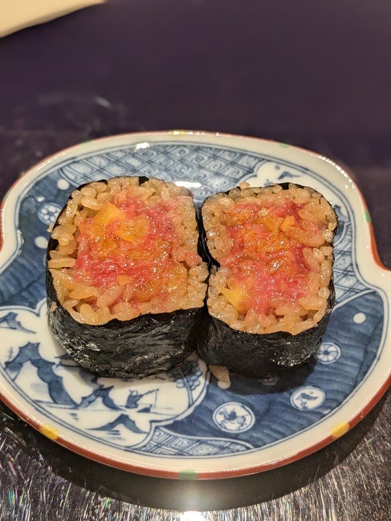 魚卵をのせた細巻き